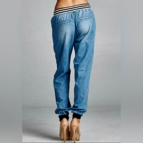 THE COMFORT JOGGERS IN DENIM▪︎Light Wash▪︎Restocked - Picture 5 of 12